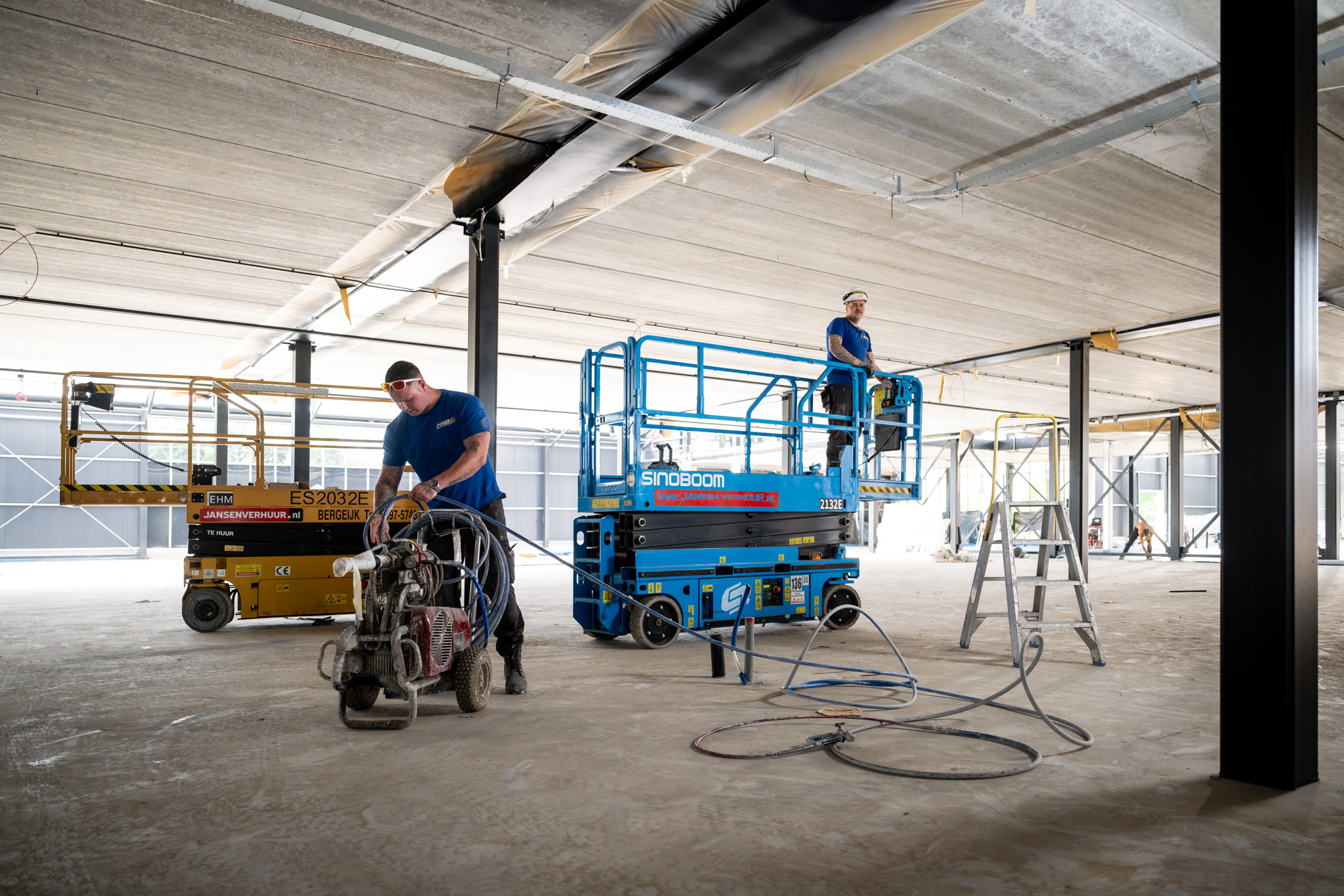 Bouwvakkers werken aan de binnenkant van een gebouw.