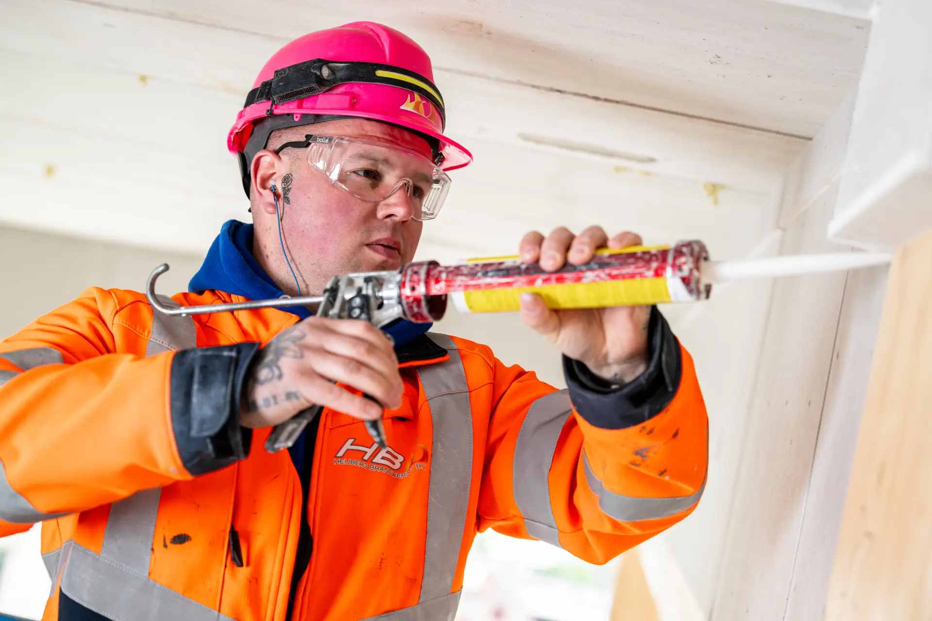 Bouwvakker gebruikt kitpistool op bouwplaats