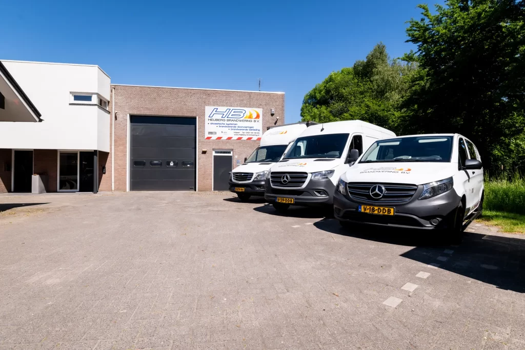 Heijberg Brandwering bedrijfspand en bedrijfswagens op oprit.